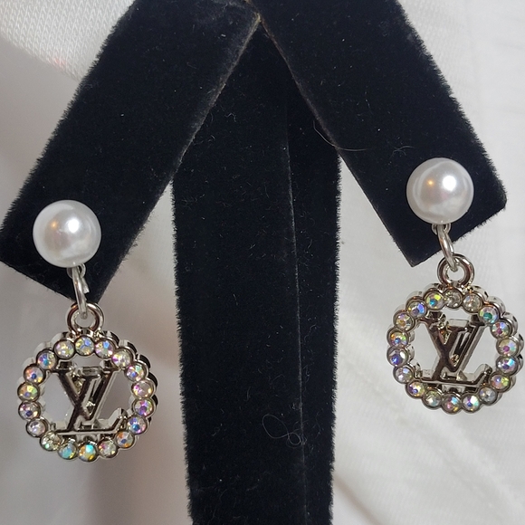 Jewelry - Arora Borealis Crystal, SILVER, Pearl Studded Earings LV Zipper Pull